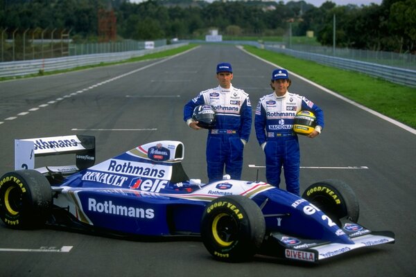 Kierowcy Damon Hill i Ayrton Senna przy samochodzie wyścigowym