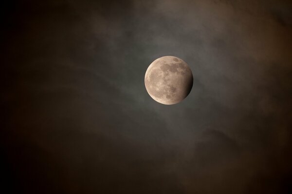 Lune sur fond de ciel nocturne