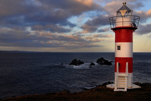 Faro en el océano Atlántico en Canadá