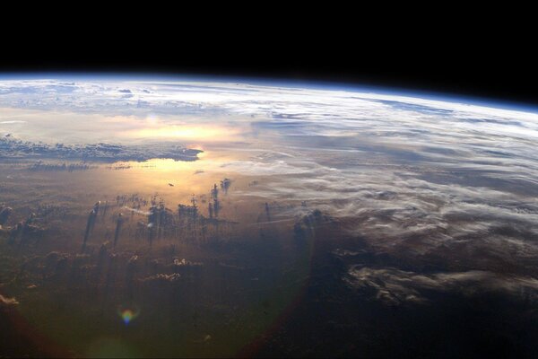 Blick auf die Atmosphäre des Planeten mit Wolken und Wasser