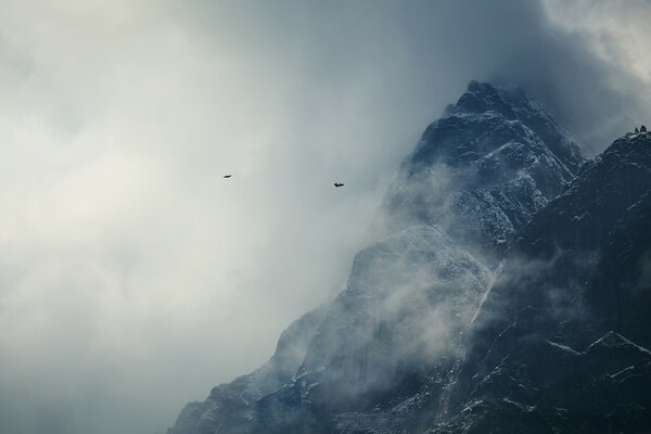 Die Berge des Himalaya erheben sich in Wolken