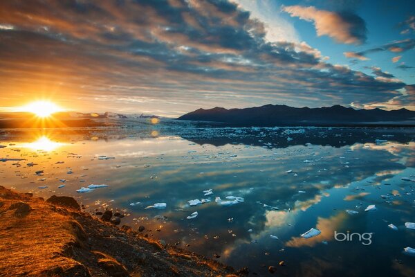 Tramonto sul lago in Islanda