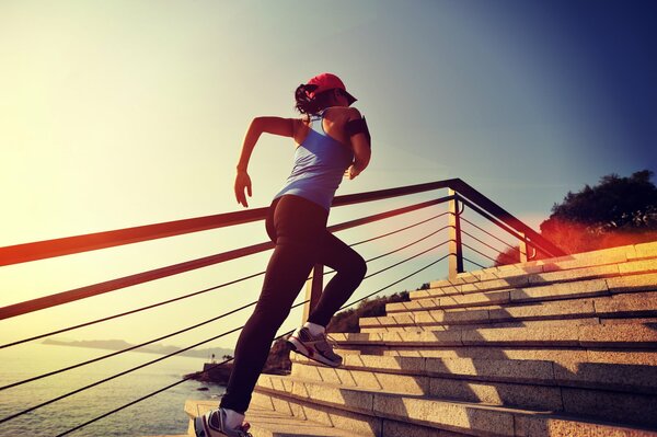 Sportliches Mädchen läuft die Treppe hinauf