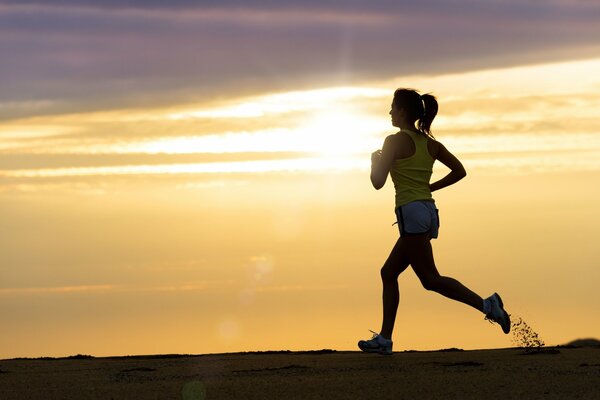 Atleta corriendo en barro y arena