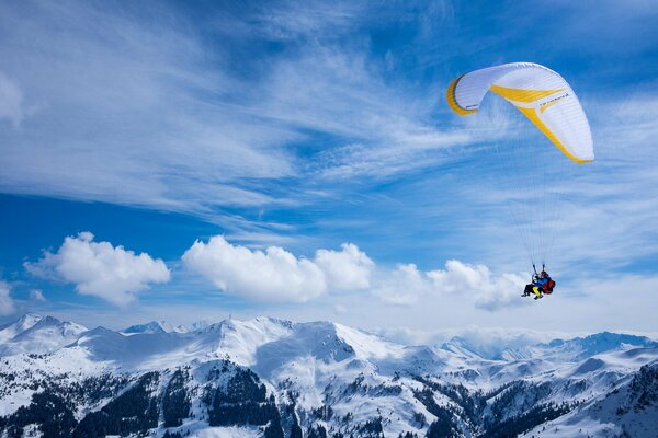 Parapente survolant les sommets enneigés