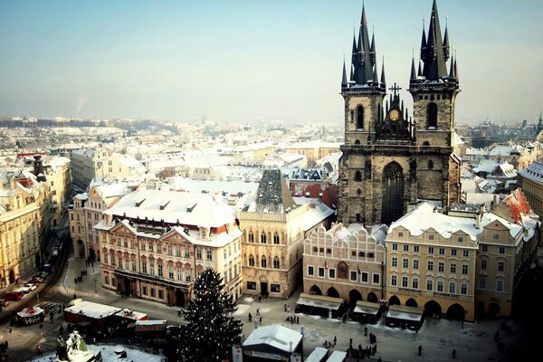 Słońce oświetla Rynek Starego Miasta w Czechach