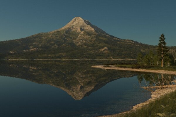 Berge spiegeln sich im klaren Wasser wider