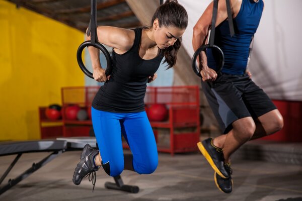 Entraînement sur les anneaux dans la salle de gym