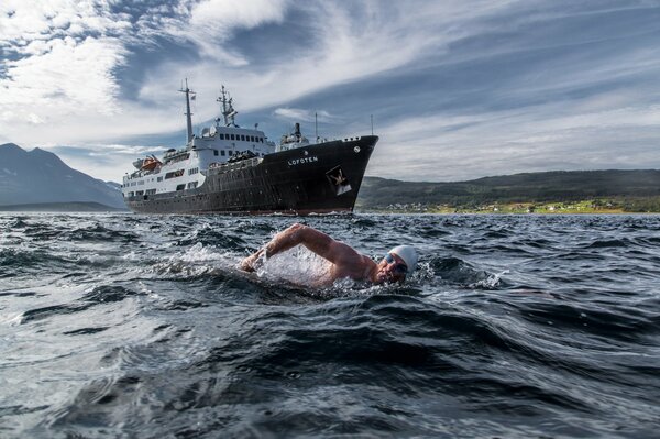 Auf dem Hintergrund des Schiffes Schwimmer