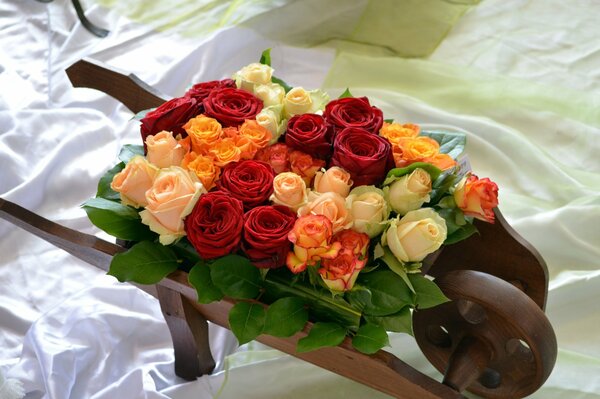 Carro adornado con flores de rosas