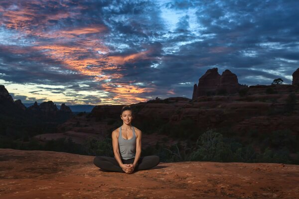 Belle fille qui pratique l yoga dans les montagnes