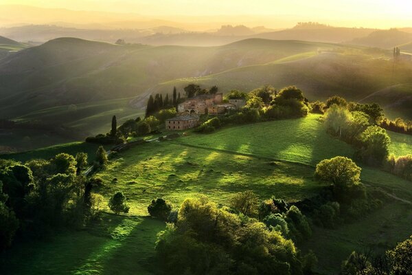 Vieux château dans les champs au coucher du soleil