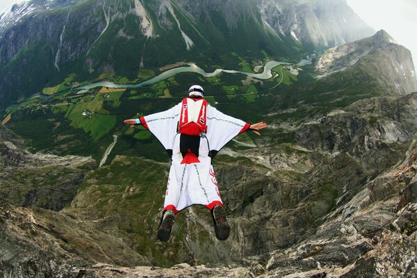 Salto base en Noruega en el fondo de un valle de montaña con un río