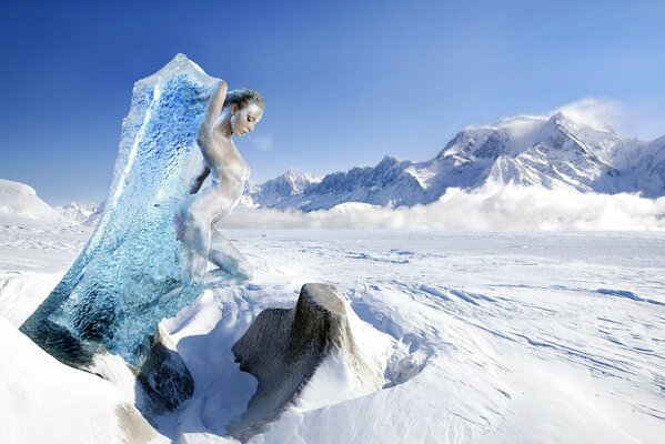 Ragazza nella neve al freddo in un blocco di ghiaccio