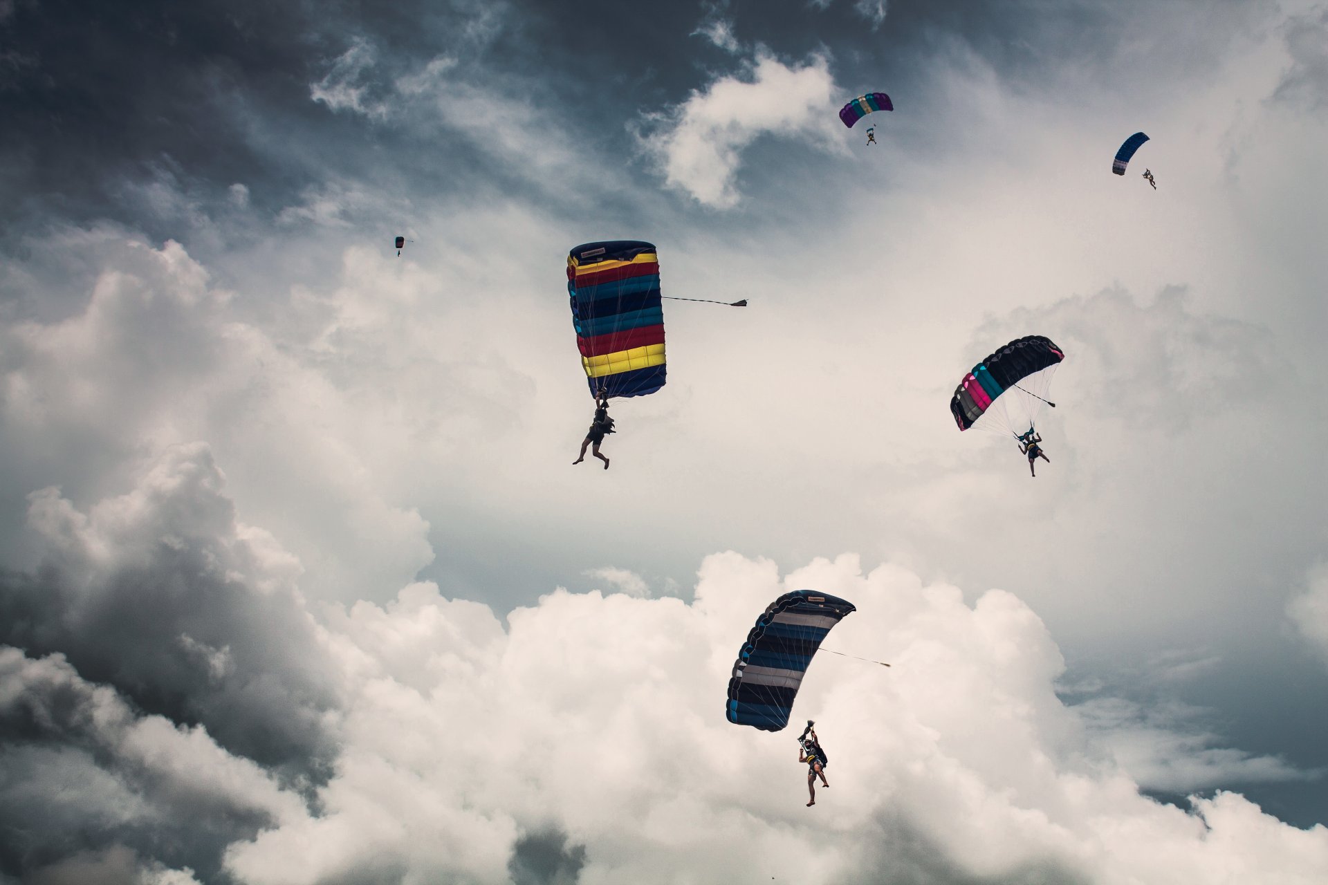 fallschirmspringer fallschirm fallschirmspringen wolken himmel