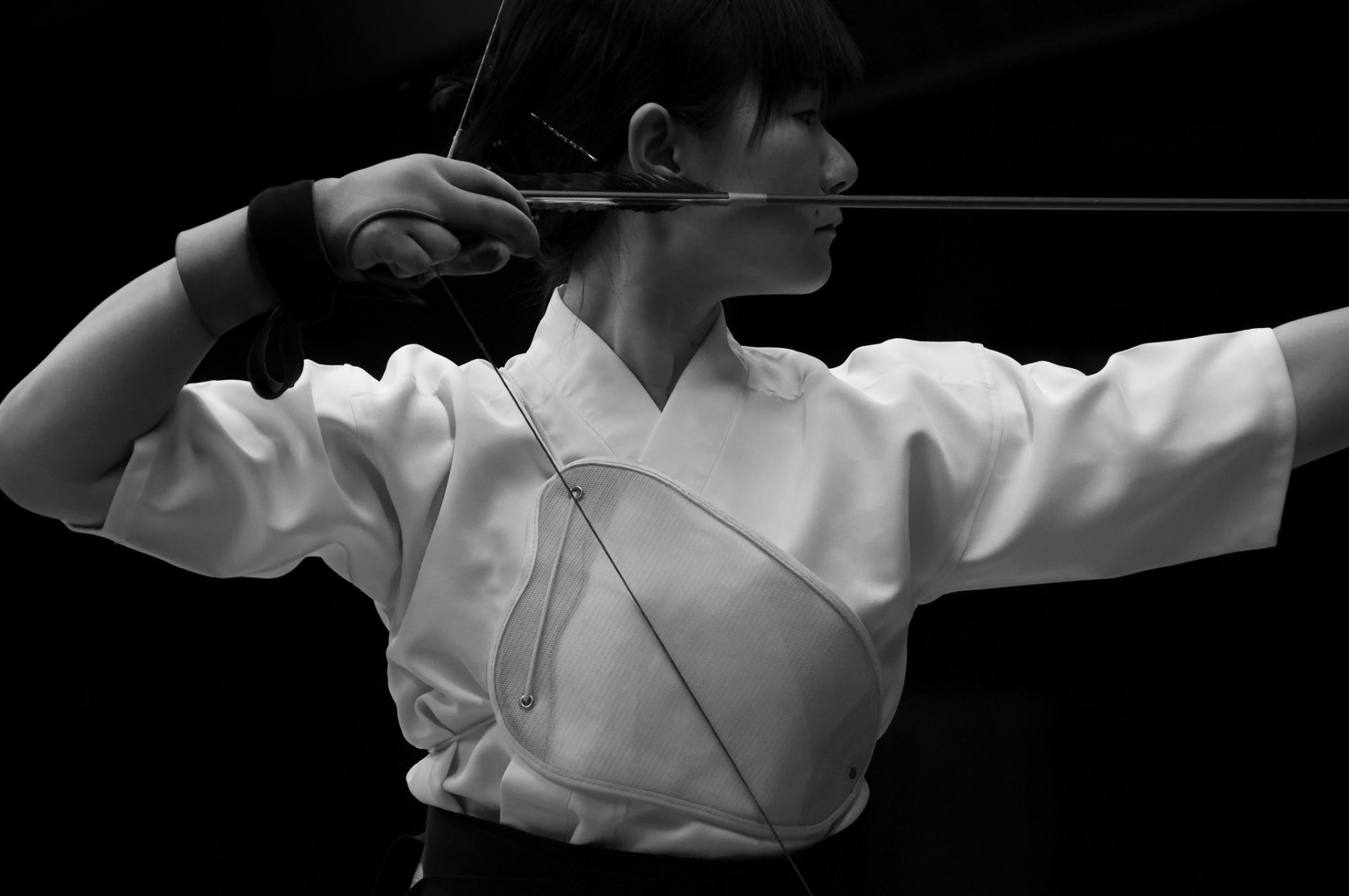 japonés chica arquera apuntando