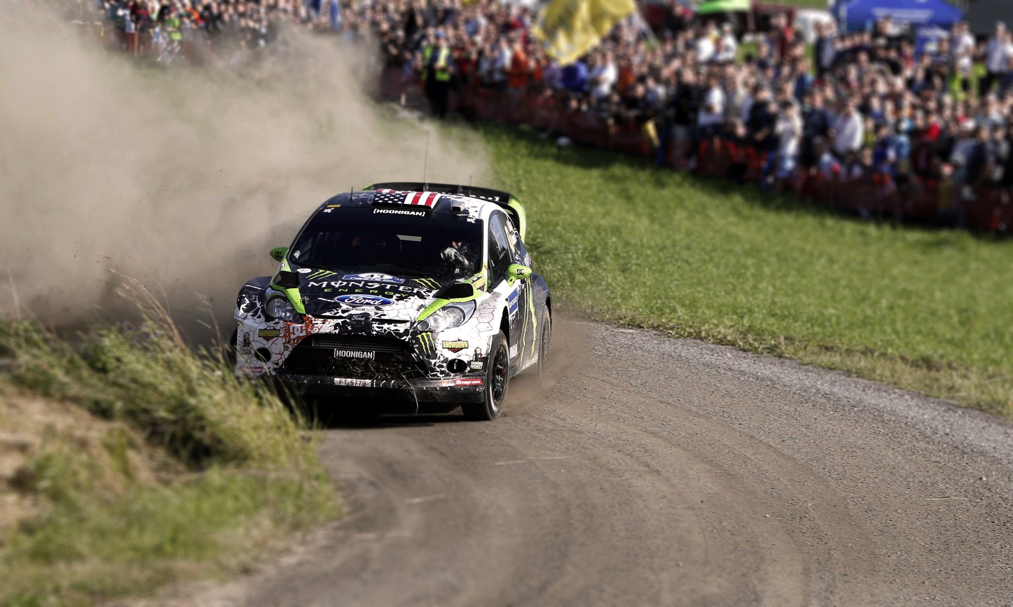 ford fiesta wrc rally rally deporte carrera auto frente capó coche polvo derrape