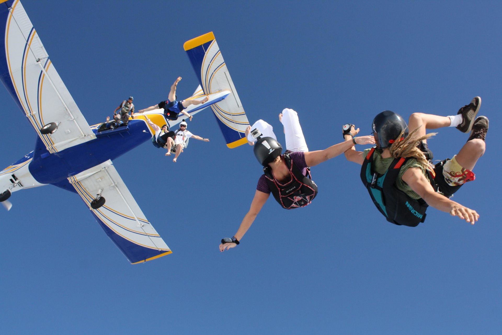 paracaidistas paracaidismo freeflay avión cielo casco cámara gopro contenedor paracaídas