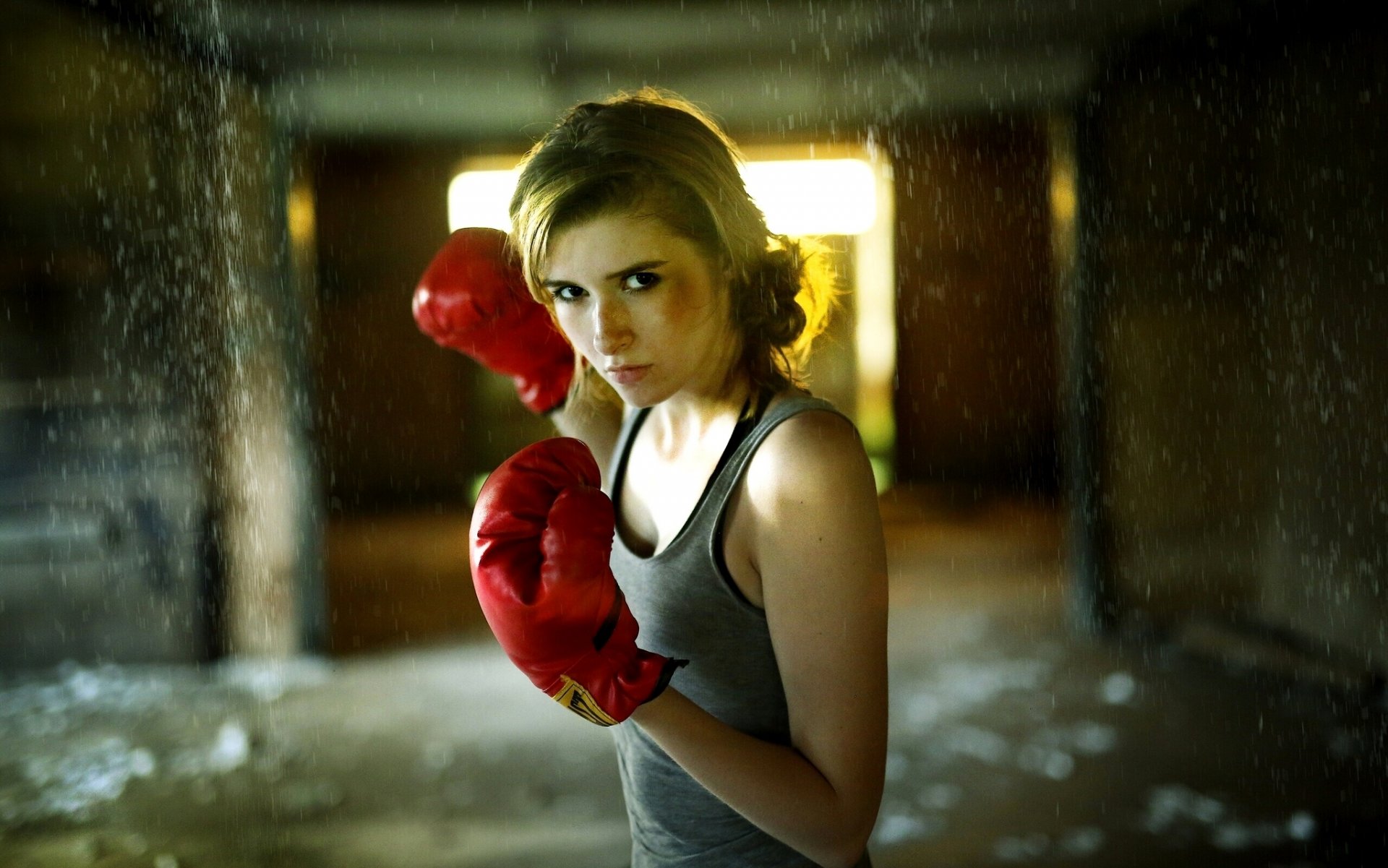 fille boxe gants débardeur regard