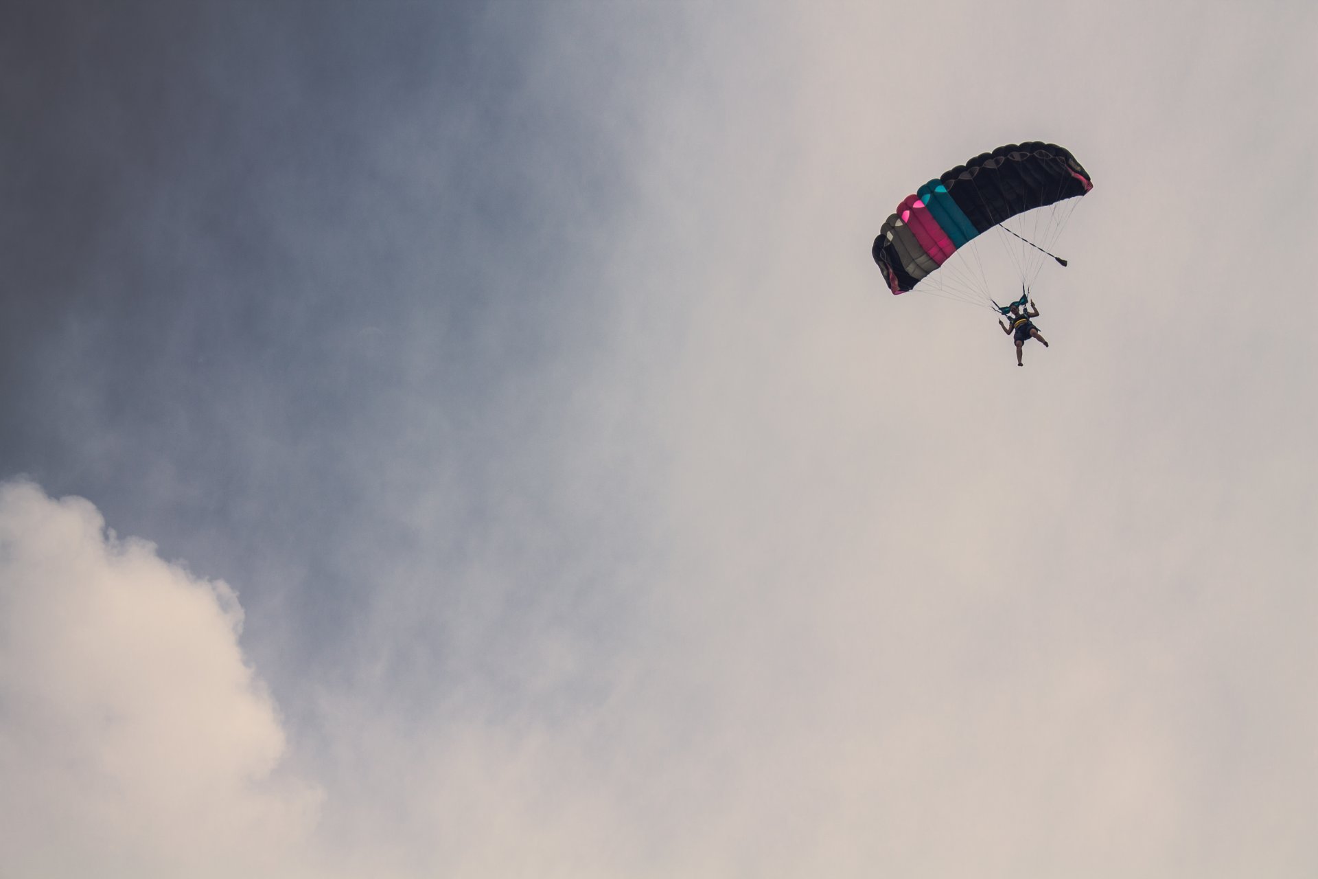 fallschirmspringer fallschirm fallschirmspringen wolken himmel