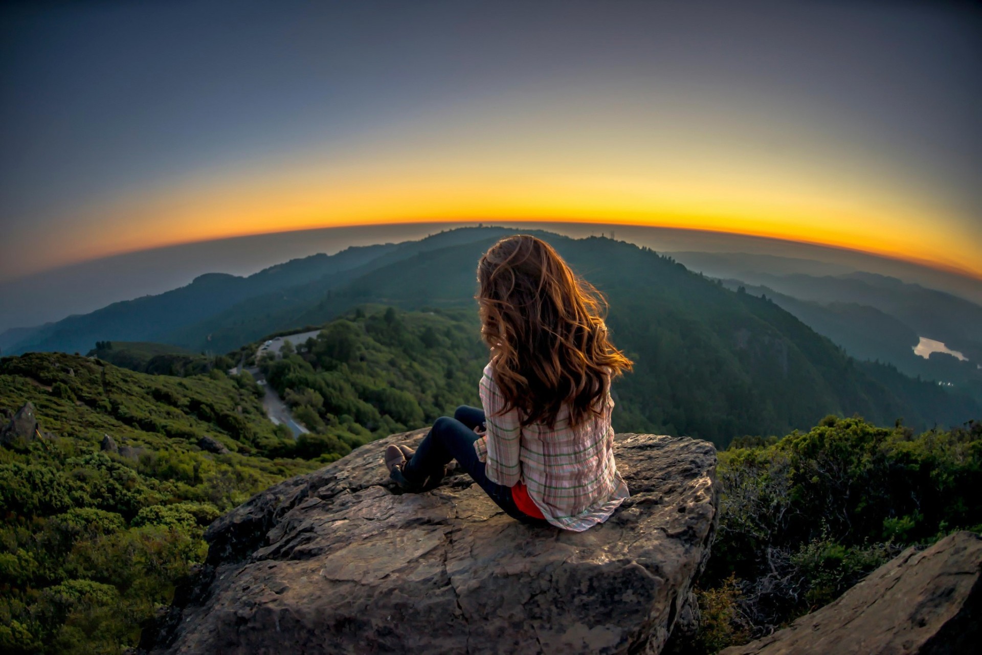 paesaggio ragazza vista fresco pietra sulla pietra