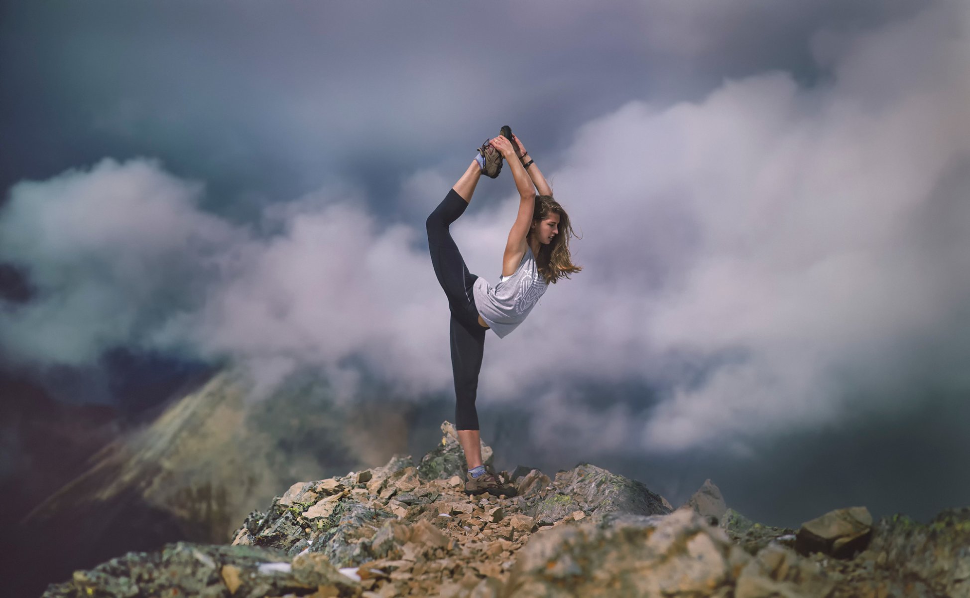 stretch mädchen sportlerin stretching wolken berge