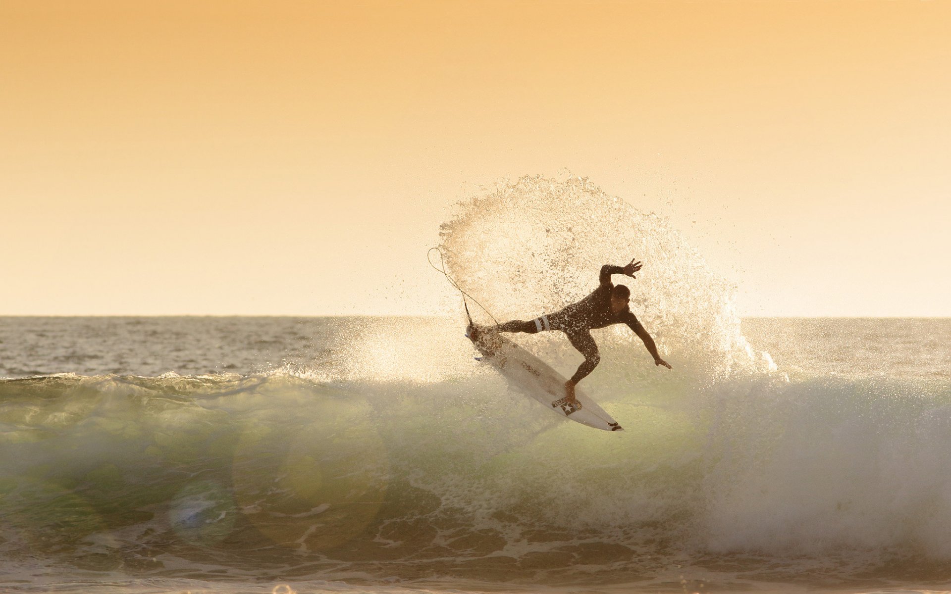 surfista tabla de surf olas salpicaduras mar horizonte