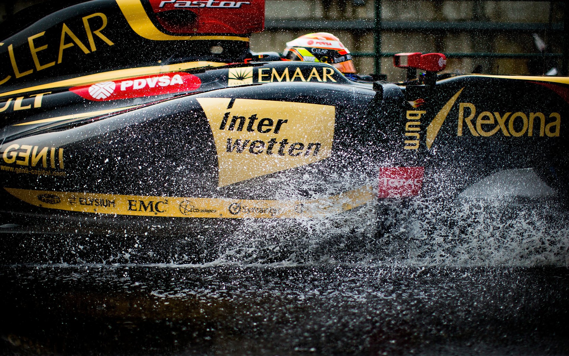 flaque d eau éclaboussures bolide lotus pastor maldonado