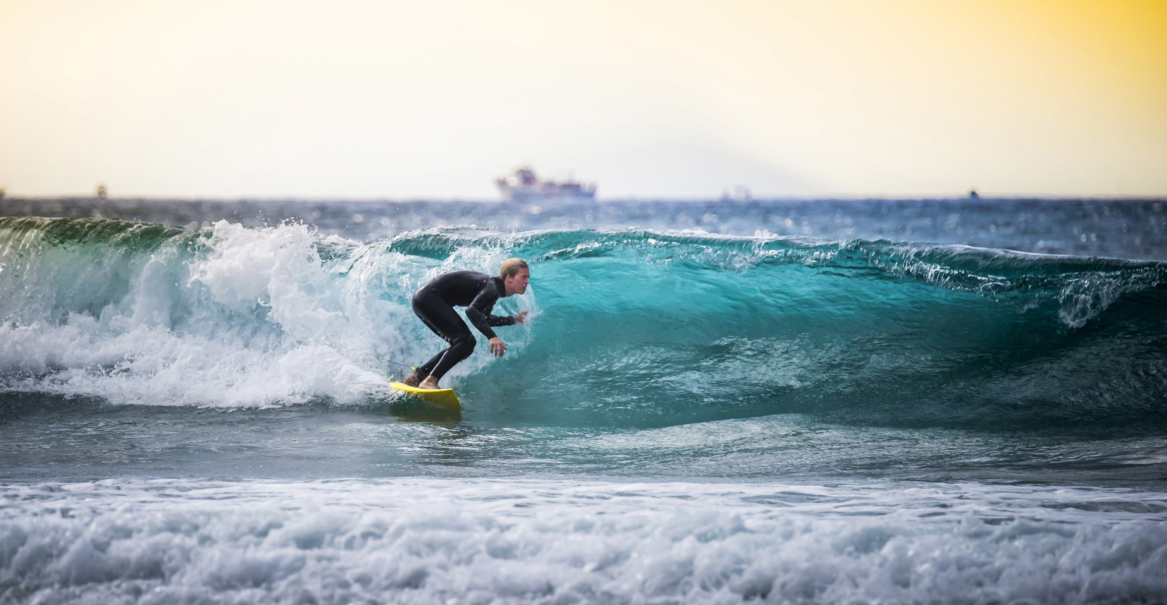 surfer surfen surfbretter wellen lauf meer schiff boote horizont sonne