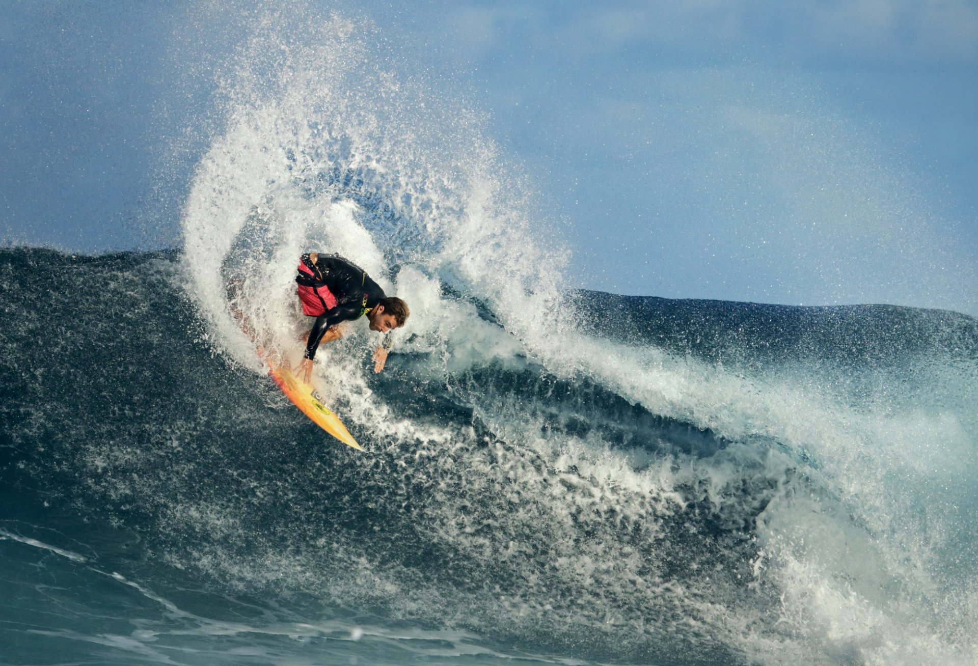 surfer deska surfingowa fale rozpryski niebo morze