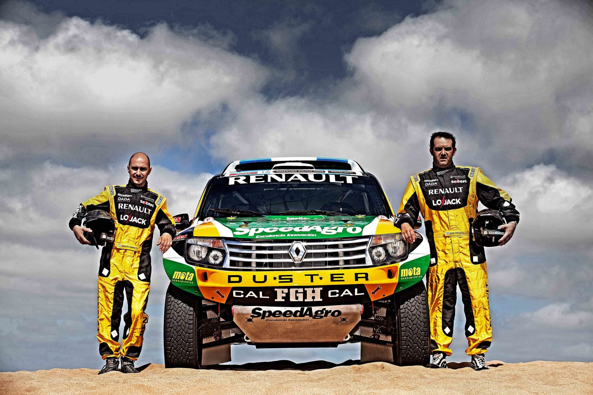 renault auto samochód dakar 2014 wyścig rajd piasek przód suv sport pilot nawigator zawodnicy dwóch kierowców