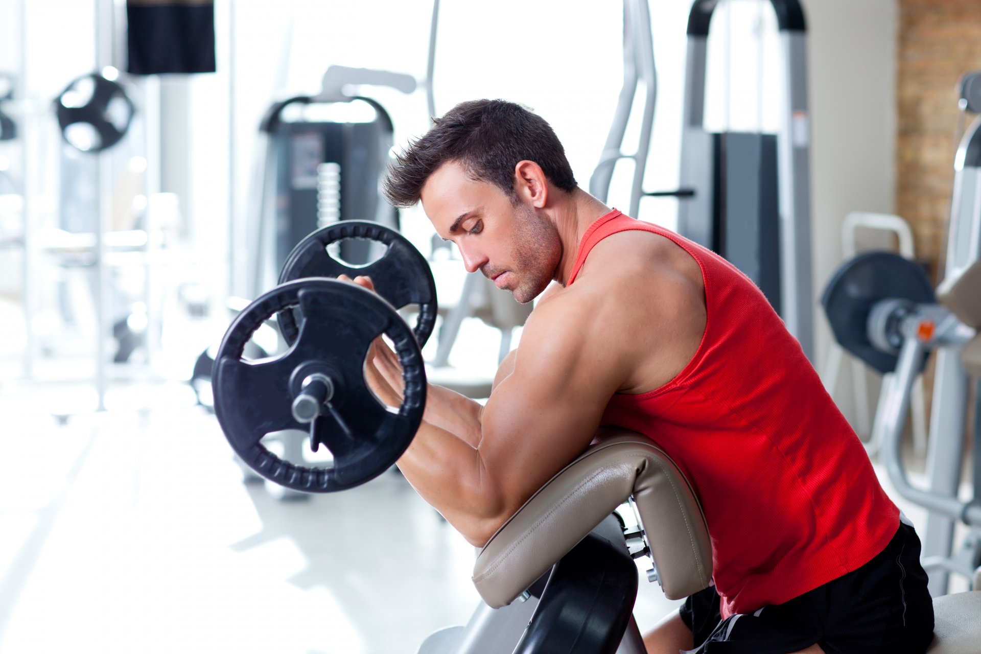 ćwiczenia bicepsów człowiek mięśnie wysiłek trening