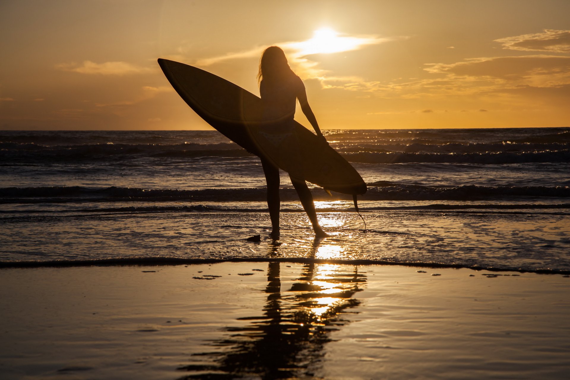 chica tablero deportes mar puesta de sol