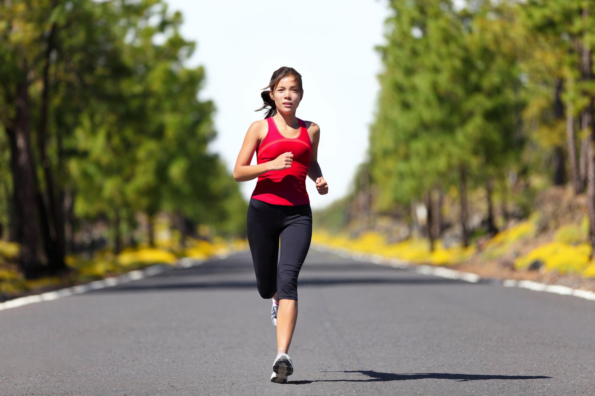 femme en cours d exécution sportive rue arbres ombre