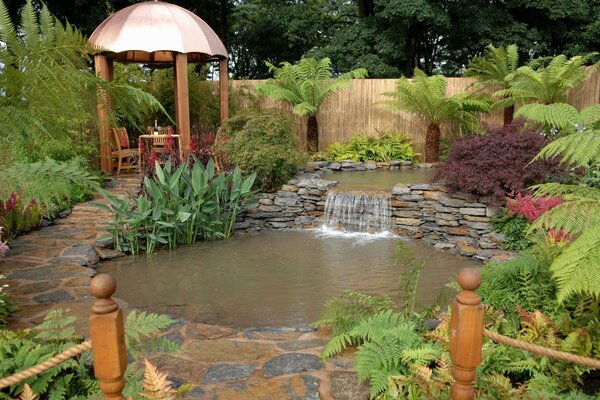 Gazebo in giardino con laghetto e Cascata