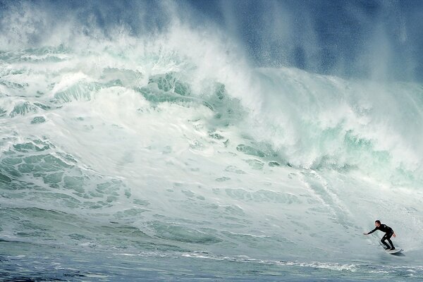 Der Mann auf dem Surfbrett bricht die Welle