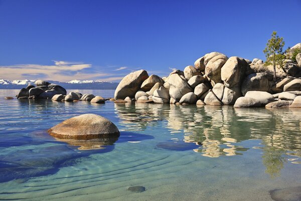 Schöne Landschaft mit Steinen am Lake Tahoe