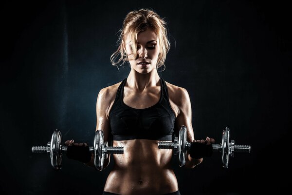 Remise en forme avec haltères et beauté