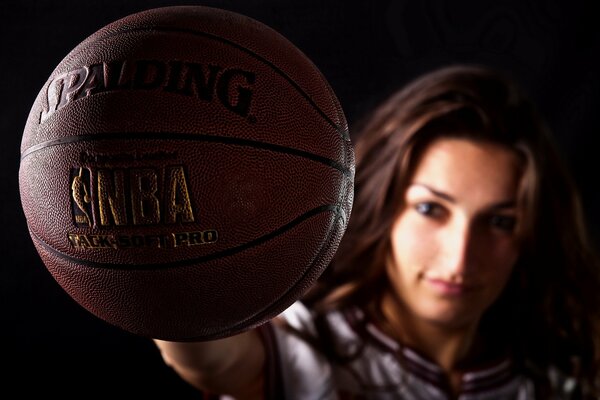 Fille montrant un ballon de basket