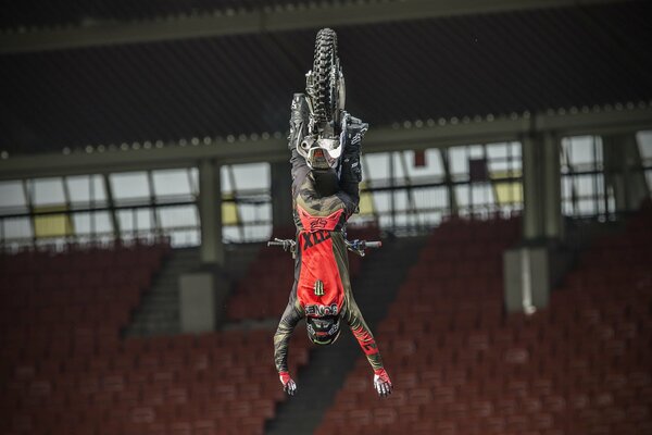 Realizar acrobacias deportivas en el aire