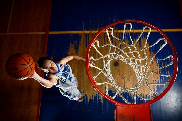 Giocatore di basket lancia la palla sul ring vista dall alto