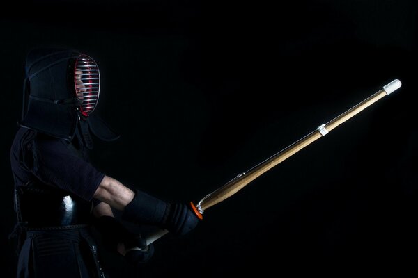 Combattente di Kendo in uniforme nera pronto a combattere