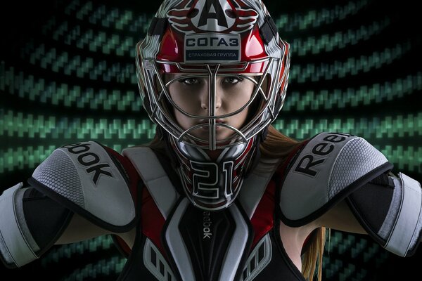 Chica en el uniforme deportivo de un jugador de hockey