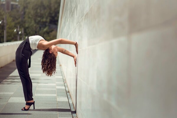 Ragazza mostra la danza con grazia