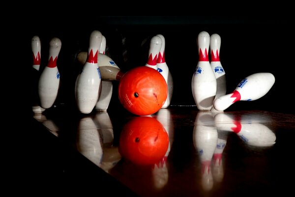 Klopfen Sie alle Pins in einer Bowlingbahn ab