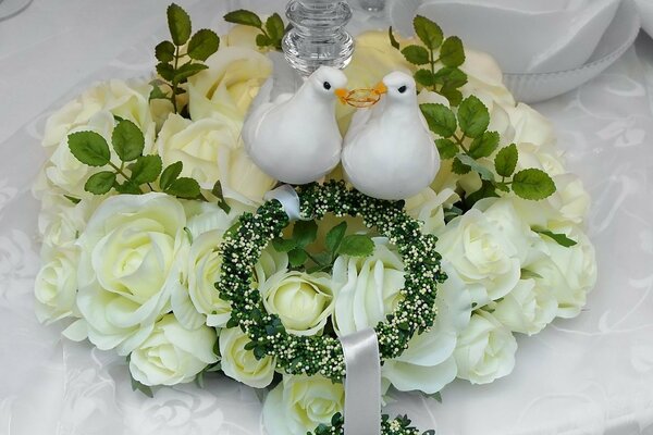 Corona de boda con palomas y anillos