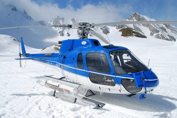 Rettungshubschrauber in den Schneebergen