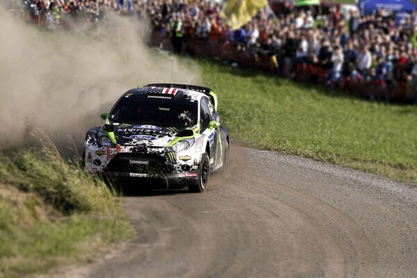 Sport Ford au rallye soulève la poussière