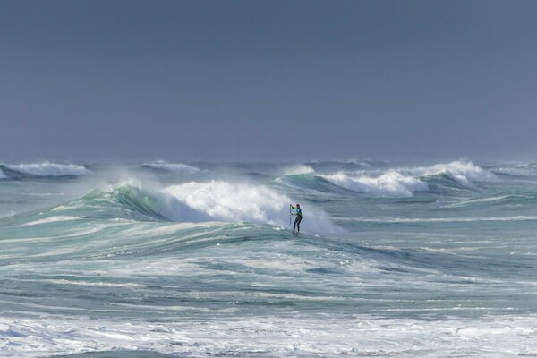 L uomo cavalca le onde del mare