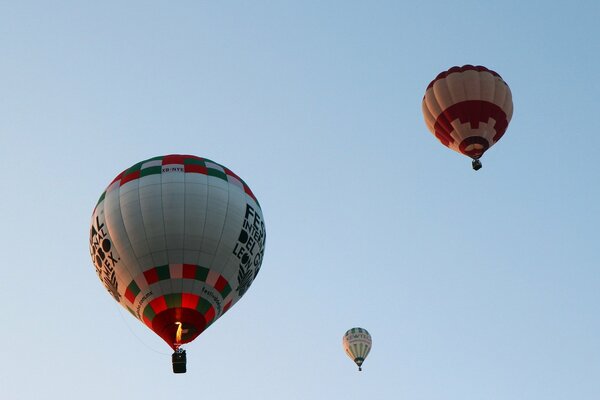 Globos de colores en el cielo